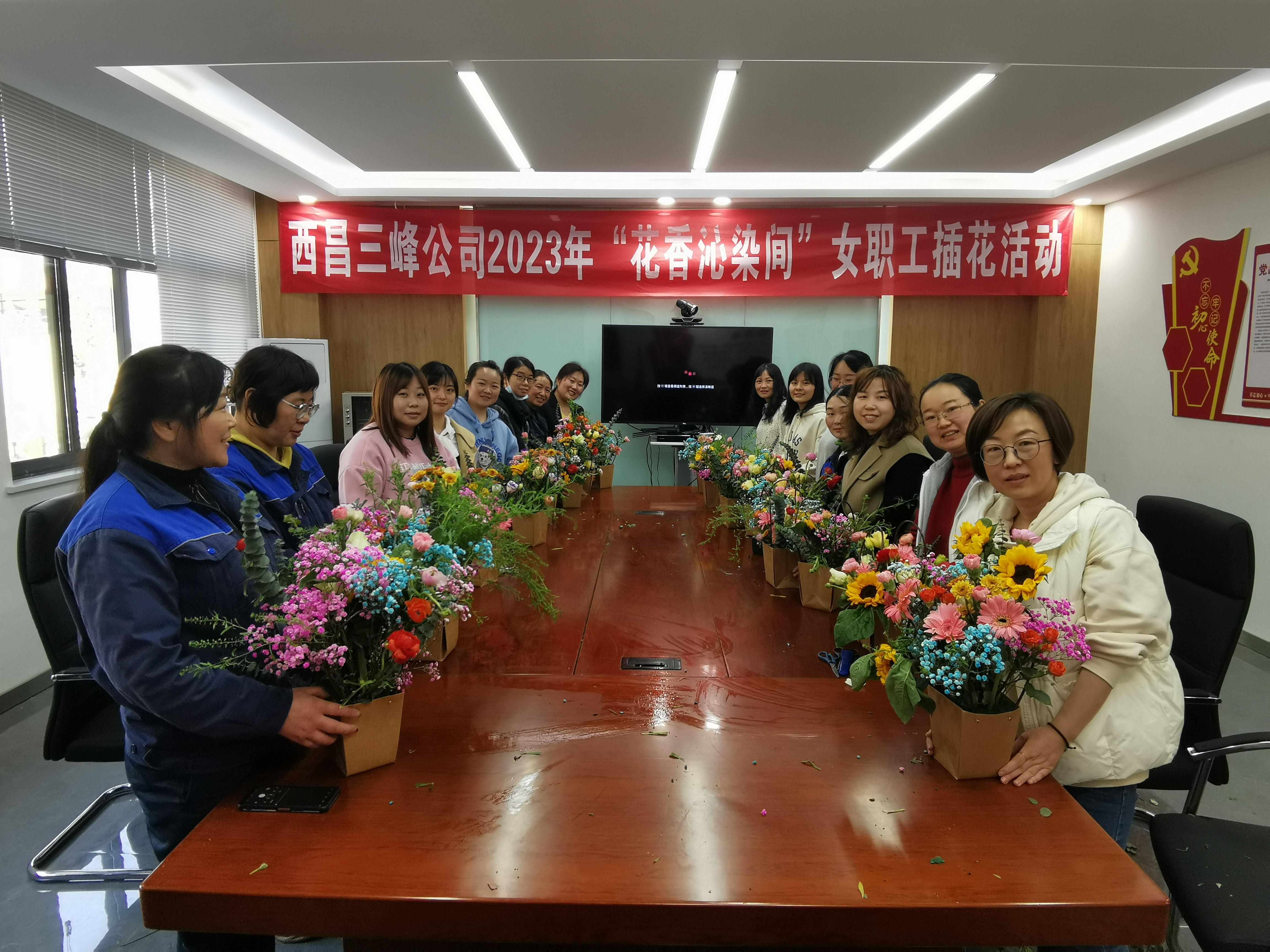 3月7日，四川西昌公司開展“花香沁染間”插花活動。.jpg