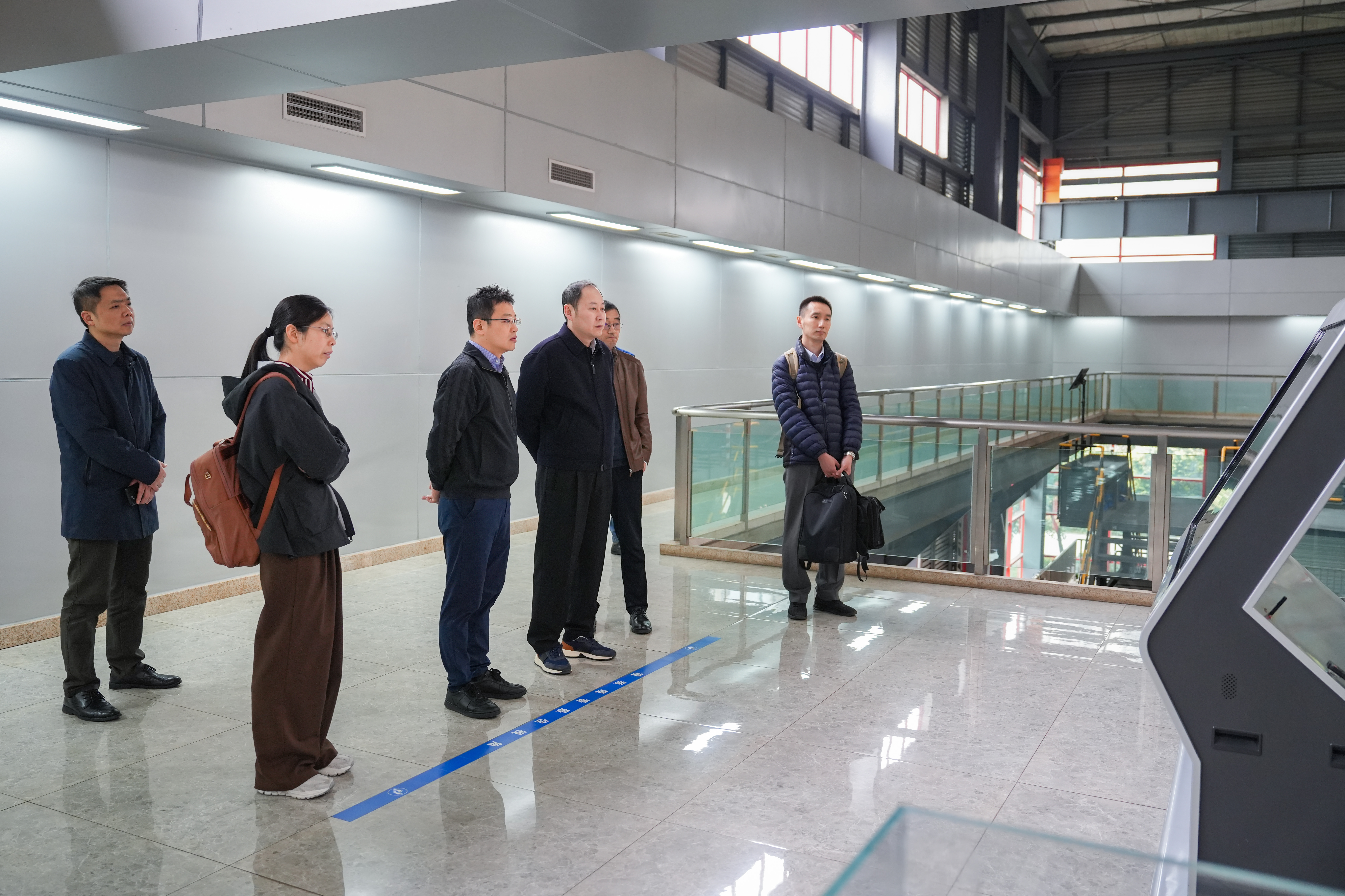 中信環(huán)境黨委委員、副總經(jīng)理王松一行到三峰環(huán)境集團(tuán)考察交流