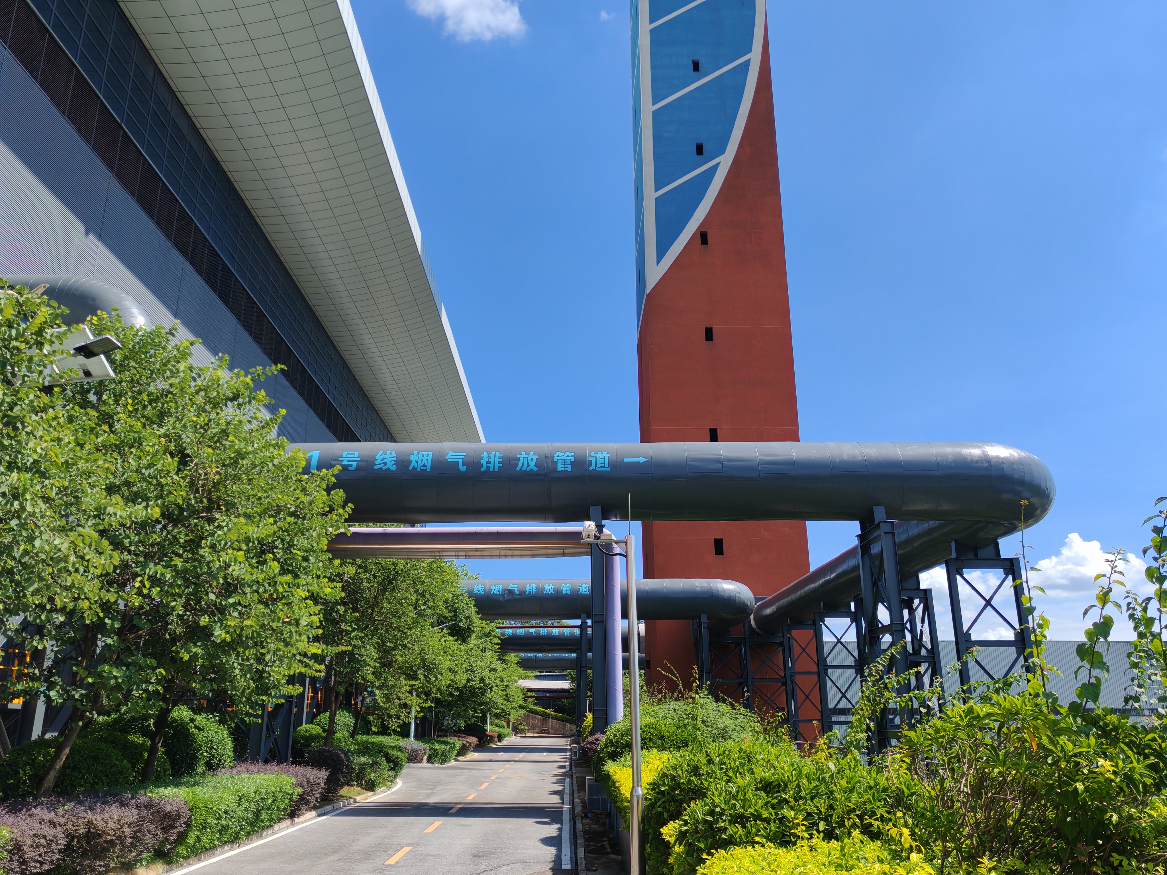 廠(chǎng)房側(cè)面的煙道.jpg 廠(chǎng)房側(cè)面的煙道.jpg